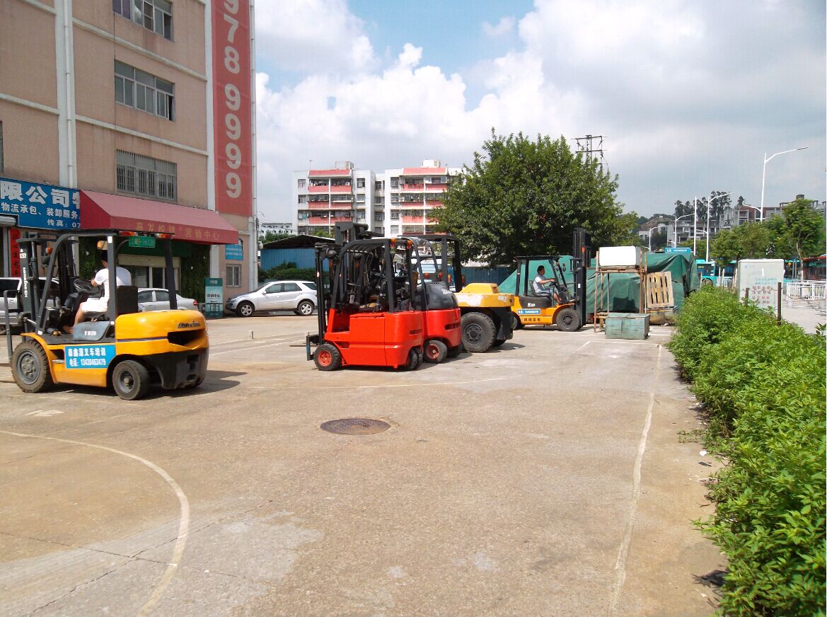 叉车司机驾驶