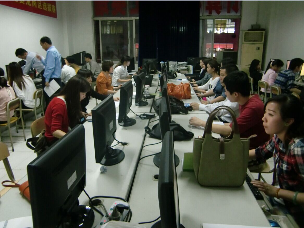周老师耐心辅导学员实操
